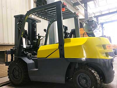 How to determine the load center of a forklift?