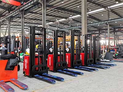How to safely handle pallets with a forklift? 