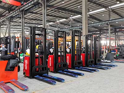 How to safely handle pallets with a forklift?