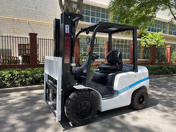 How does the internal combustion forklift set its leak-proof measures
