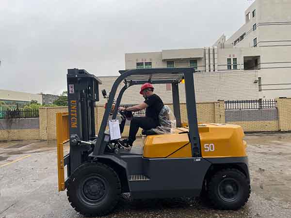 What needs to be checked before using a hydraulic forklift