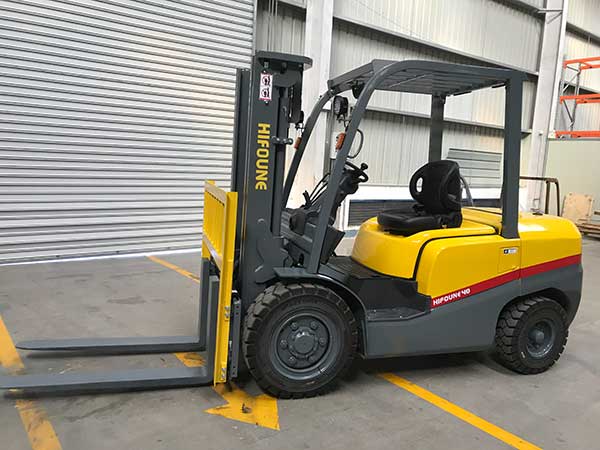The price gap between internal combustion forklifts and electric forklifts