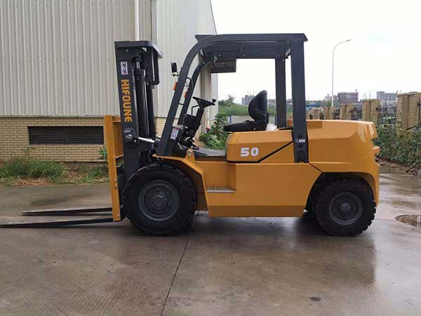 What are the reasons for forklifts to rust and corrode