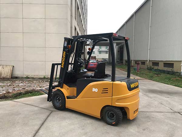 What are the tasks of electric forklifts in daily life